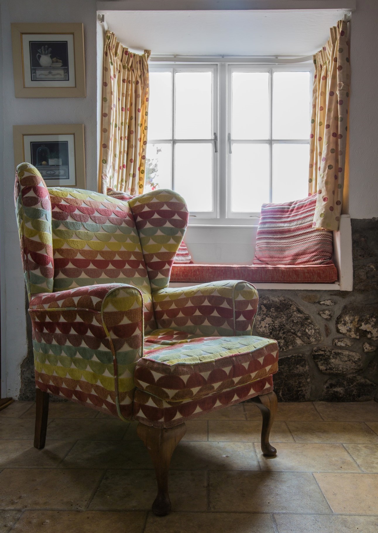 Living Room Decorating With Vintage Wingback Chairs (Practical Ideas ...