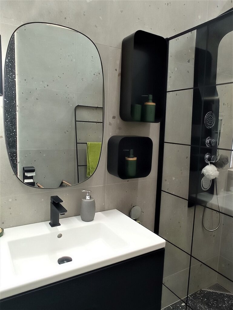Bathroom Mirror Be Wider Than The Sink, Should A Vanity Mirror Be Wider Than The Sink